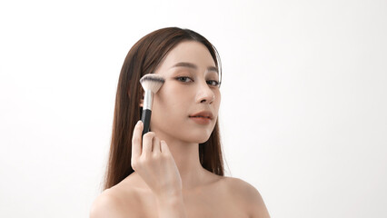 Naklejka premium Beauty concept of 4k Resolution. Asian girls brushing their cheeks with a powder foundation.