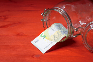 Sparbüchse, Euro Geldschein im Glas