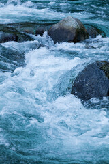 川を流れる雪解けの水