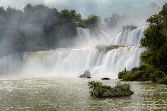 Ban Gioc, Detian Water Falls Asia's largest transnational waterfall, gorgeous picturesque sunset picture in summer