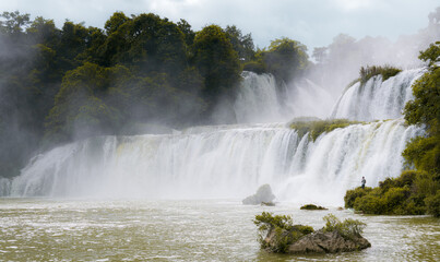 The majestic view of falls with multiple layers is extremely impressive, let alone there are spectacular Guilin-like Karst peaks decorating as the backdrop