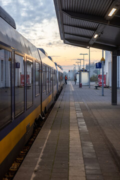 Wartender Regionalzug am Bahnsteig