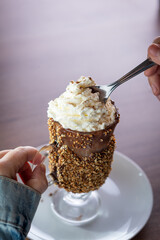  Sorvete Sundae,Sorvete com taça recheada.