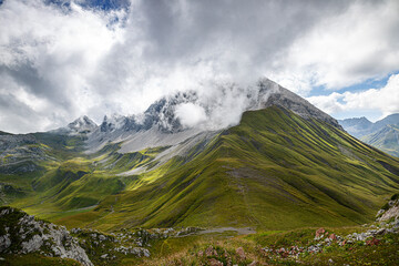 Blick vom Gehrengrat über die Nebel verhüllten Gipfel der Alpen. Lech, Österreich, Europa
