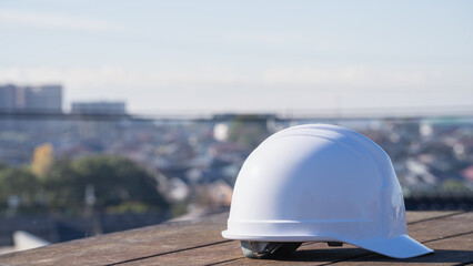 ヘルメットと街並み｜建設業・製造業イメージ