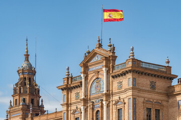 Obraz premium Spanish flag close-up over the famous Plaza de Espana palace on Spanish Square in Seville, Spain.