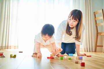 Fototapeta premium 積み木で遊ぶ母子