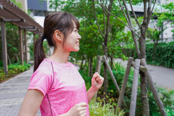 ランニングする女性