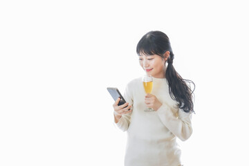 オンライン飲み会をする若い女性