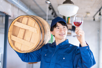 こだわりのワインを生産する男性