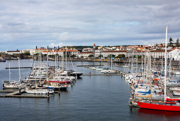 Blick über den Jachthafen und der Promenade von Ponta Delgada, Insel Sao Miguel, Azoren, Portugal,...