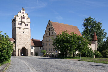 Fototapeta na wymiar Noerdlinger Tor und Stadtmuehle in Dinhkelsbuehl