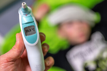 Hohes Fieber bei einem Kind gemessen mit einem Ohrthermometer