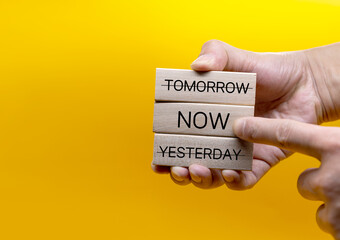 Yesterday, now, tomorrow, and now, on the wooden block, the concept is to focus