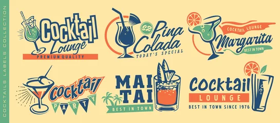 Foto op Plexiglas Cocktails and drinks set of creative banners and labels with popular alcoholic beverages. Cafe bar or cocktail lounge logos and signs collections. Vector illustrations of drinks and fruits glasses. © lukeruk