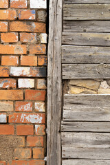Mauer aus Stein und Holz