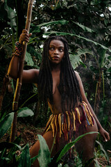 Mujer nativa afroamericana en la selva muestra su cultura