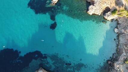 preciosa playa de aguas cristalinas de color azul turquesa perfecta para la práctica de deportes acuáticos como el paddle surf y el snorkel en las zonas más salvajes de la isla balear de Mallorca, Car