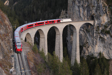 Landwasserviadukt mit Portal des Landwassertunnels in der Schweiz (UNESCO-Weltkulturerbe) der...