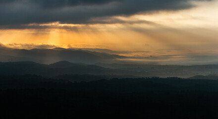 amanecer con niebla