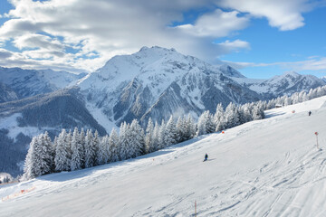 Fototapeta na wymiar Skipiste in einer winterlichen Landschaft in Österreich