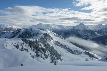 tief verschneite Winterlandschaft im tiroler Zillertal