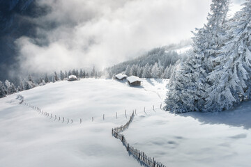 Chalets in den schneebedeckten Alpen in Österreich