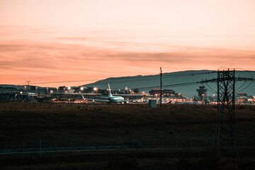 Obraz premium aéroport au coucher du soleil