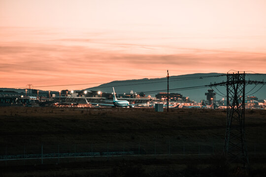 a&eacute;roport au coucher du soleil
