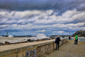 sassnitz, deutschland - sturm an der mole mit leuchtturm