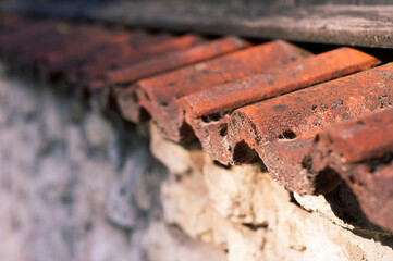 Czerwona dachówka w starym klimatycznym domu