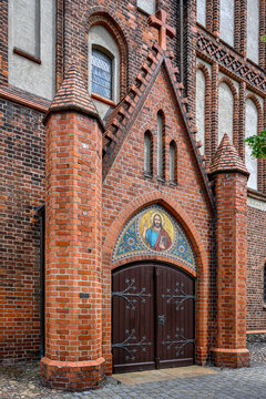 Westportal der denkmalgesch&uuml;tzten Kreuzkirche in Spremberg