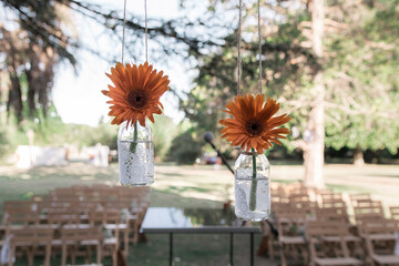 decoración con flores de altar, casamiento al aire libre