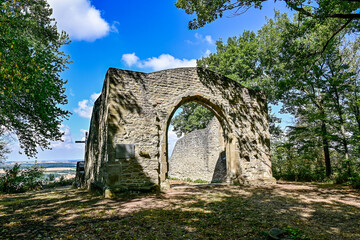 Ruine der Kunigundenkapelle im Sommer bei blauem Himmel, Ippesheim, Neustadt Aisch, Franken,...