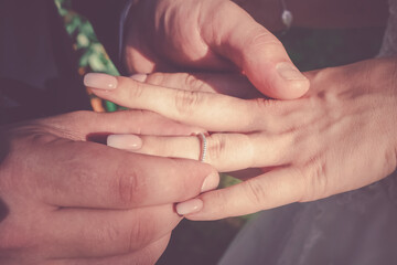les mains et alliances d'un couple de marié pendant leur mariage 