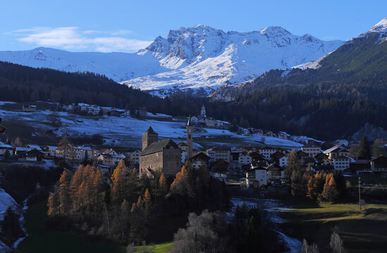 Burg Riom von der Ortschaft Cunter aus.