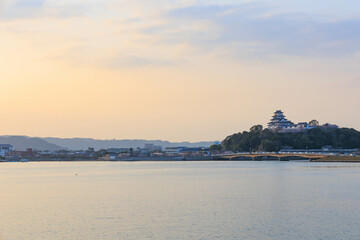 夕日に染まる松浦川と唐津城「佐賀県」