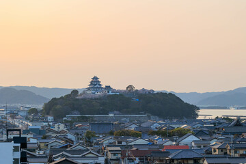 夕日に染まる唐津城と町並み「佐賀県」