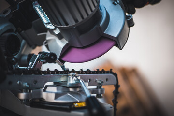 Fototapeta premium Sharpening motor chain or chainsaw chain with the use of a motorized grinder. Professional repairman sharpening a chain. Sharpening a chainsaw.