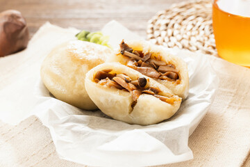 半分に割ったキノコのおやき