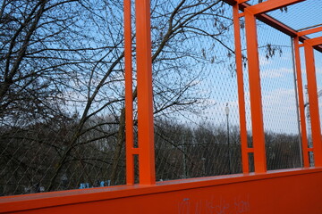 FU 2022-03-06 Vogelsang 40 Am Geländer sind orangene Metallpfosten
