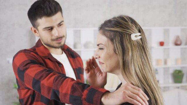 The girlfriend of the young man who is sweating at home is disturbed and disgusted by the smell.