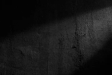 Rolgordijnen Zwarte muur ruwe textuur achtergrond, betonnen vloer of oude grunge achtergrond, verlicht door zonnestraal. Sluit omhoog van donker grafietoppervlak voor modern achtergrondontwerp. Concept texturen en achtergrond. © serhiibobyk