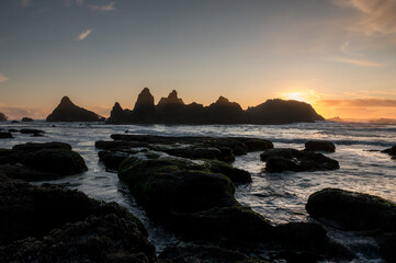 Obraz premium sunset over the beach with rugged rocky islets , Little Creek Scenic Overlook, Oregon, US