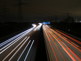 fließende lichter auf der autobahn abends