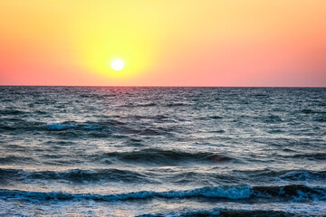 Obraz premium A Beautiful sunset with sea reflection background travel