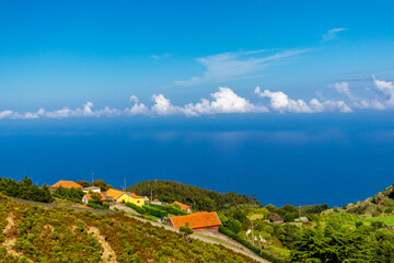 Fototapeta na wymiar Durch die wunderschöne Landschaft Madeiras mit einem fantastischen Blick auf den Atlantik - Madeira - Portugal 