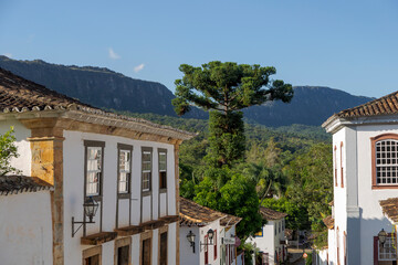 Casa antiga no estilo colionial barroco na Rua da Câmara, em Tiradentes, estado de Minas Gerais, Brasil - obrazy, fototapety, plakaty