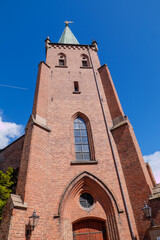 Fototapeta na wymiar Kirchturm der Østre Aker kirke. Østre Aker Kirche ist eine Pfarrkirche im nordöstlichen Teil von Oslo, Norwegen. Das Kirchengebäude von 1860 im neugotischen Stil hat Außenwände aus Backstein