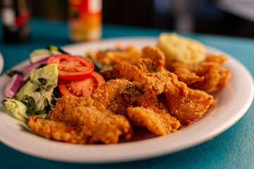  Plato de camarones empanizados con aderezo, ensalada, arroz y salsas.